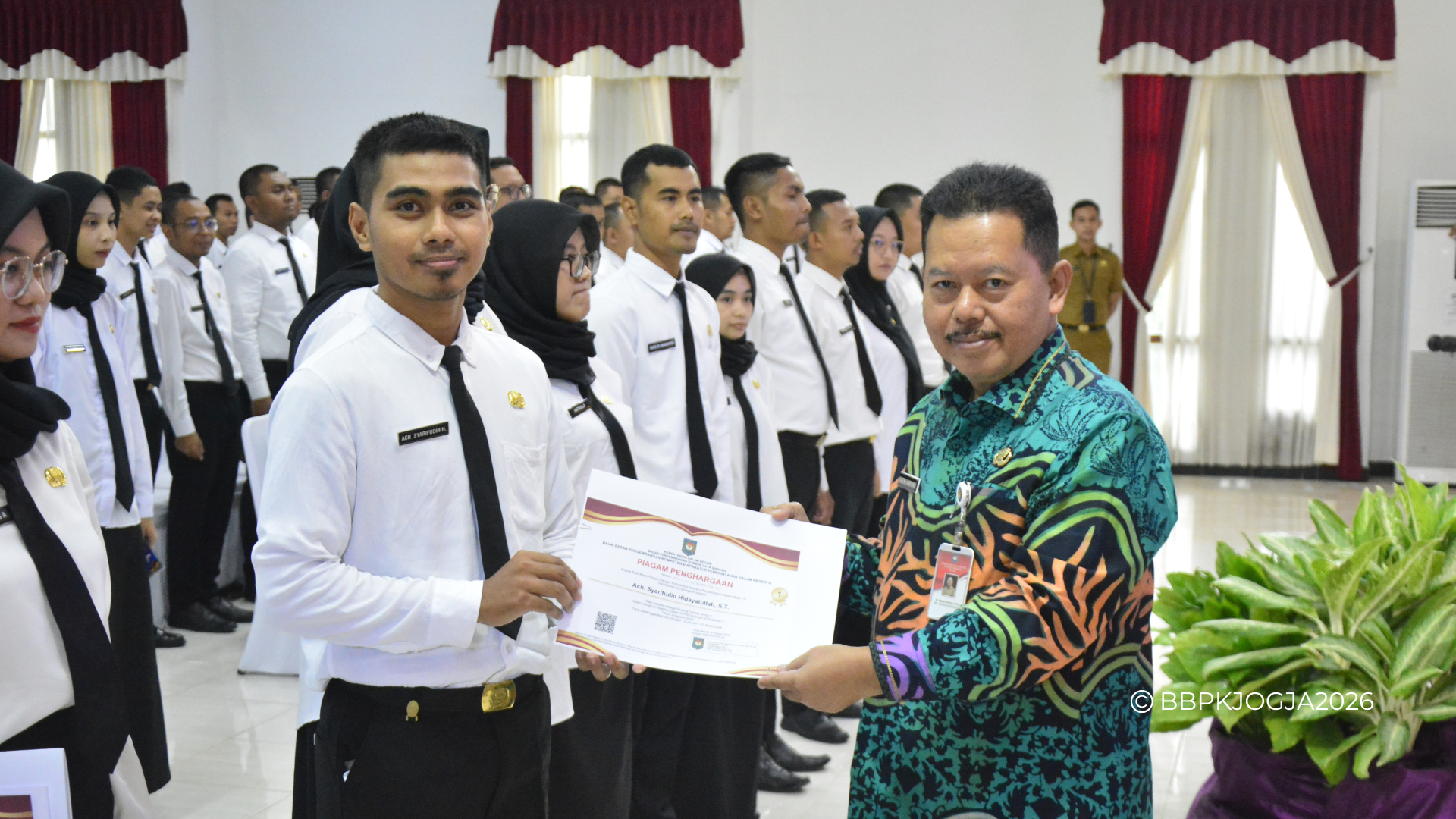 ASN BERKUALITAS: PELAKSANA KEBIJAKAN, PELAYAN PUBLIK, DAN PEREKAT BANGSA